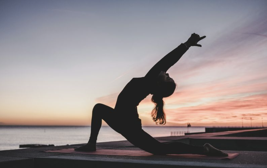 Persona haciendo pilates